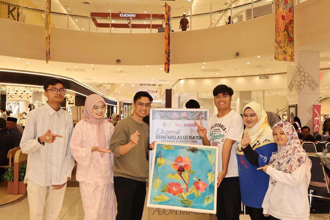 Mencanting batik